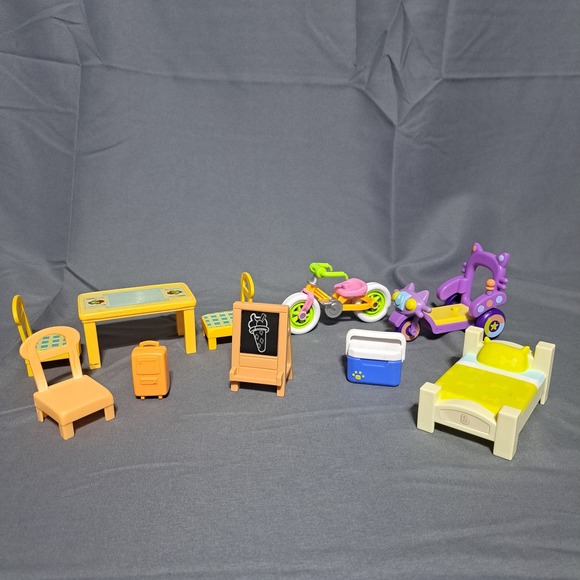 Bluey Family and Friends Lot of 30+ Figures Furniture and Vehicles - Picture 4 of 5